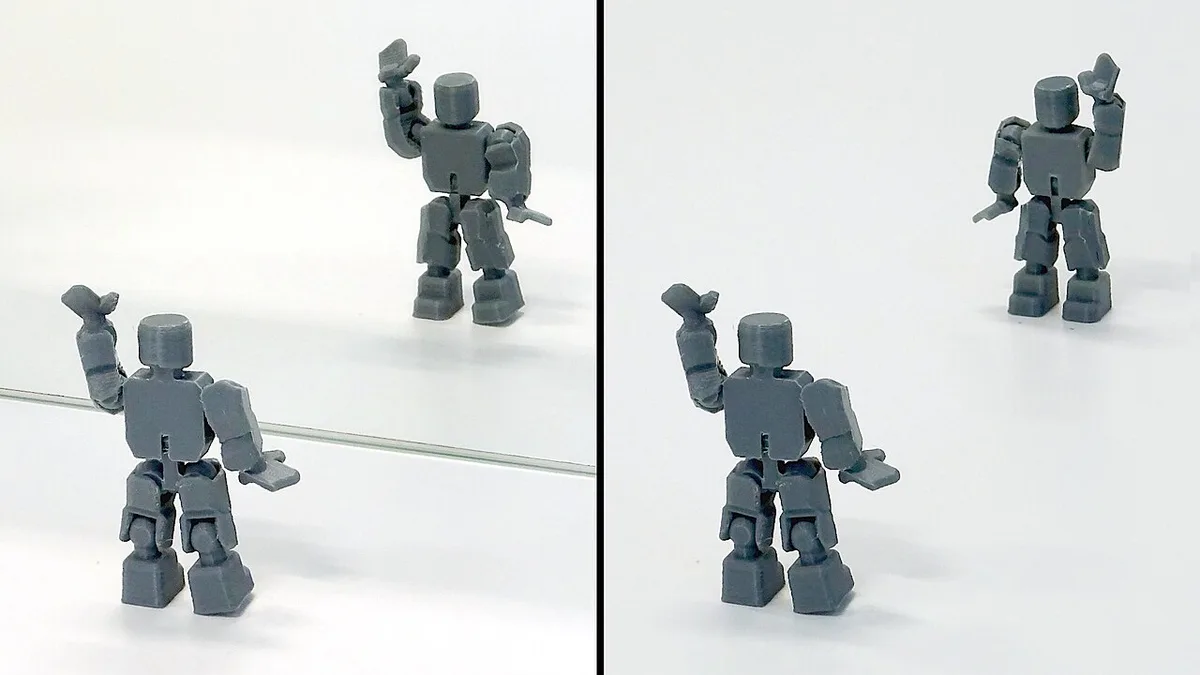 Vier kleine grijze actiefiguren met beweegbare gewrichten staan in verschillende houdingen op een witte ondergrond.